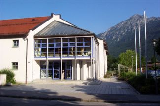 Unsere Schule mit dem Hochstaufen im Hintergrund